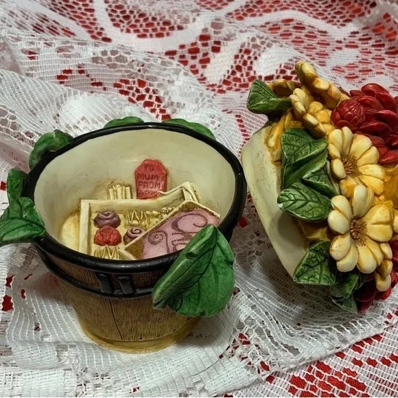 Mother’s Day Bouquet Harmony Kingdom Garden - Picture 3 of 9